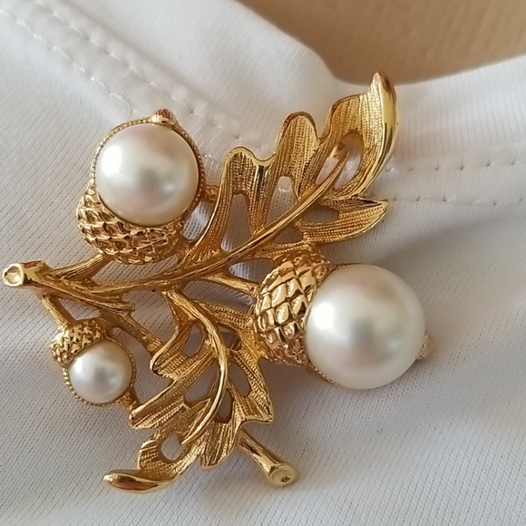Avon Jewelry - 💥4/$20 AVON Faux Pearl Goldtone Pin VTG Brooch